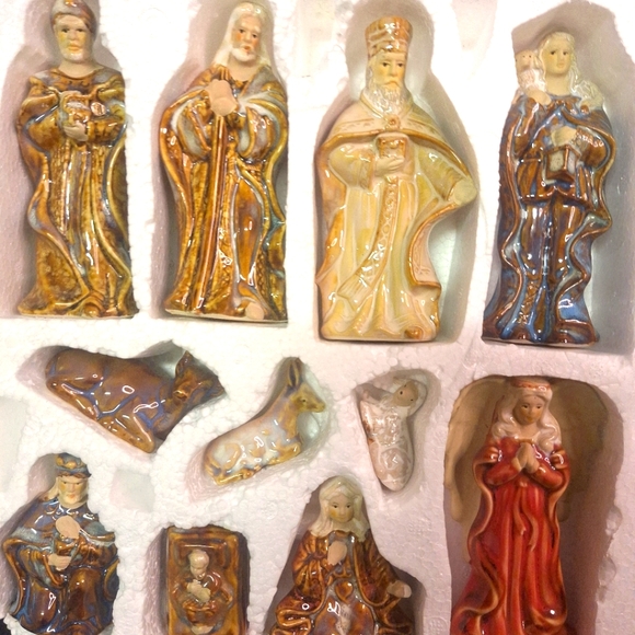 International Bezaar 11 PC Nativity Set W/Wood Base - Picture 2 of 5